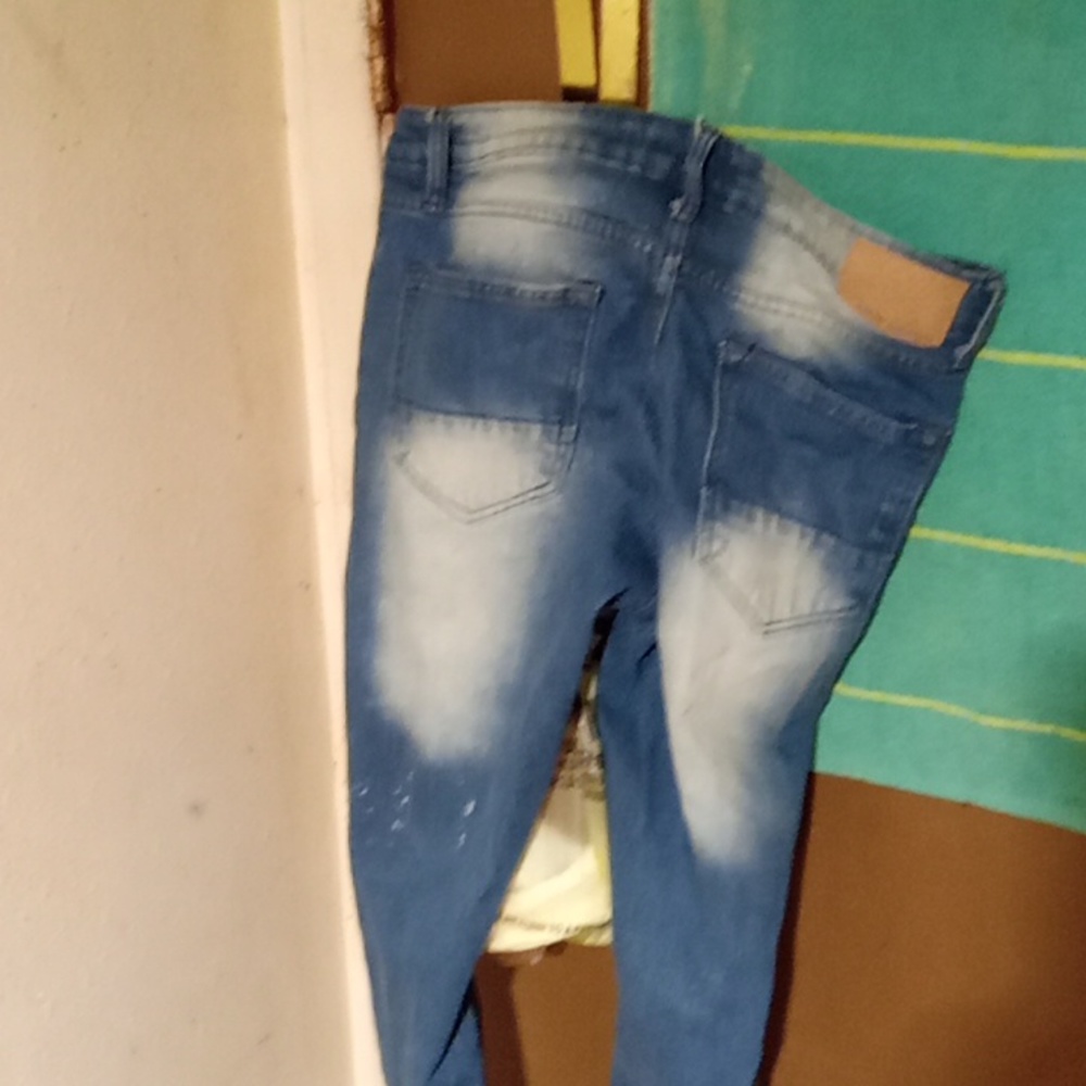 I'm selling these because they are very nice denim pants for men